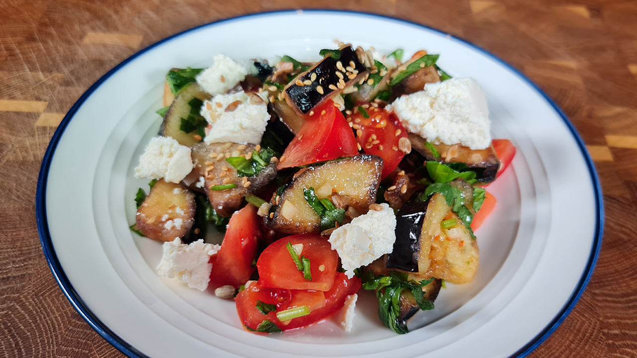 Resepti paistetuista munakoisoista ja provencelaisista yrtteistä valmistetulle salaatille.