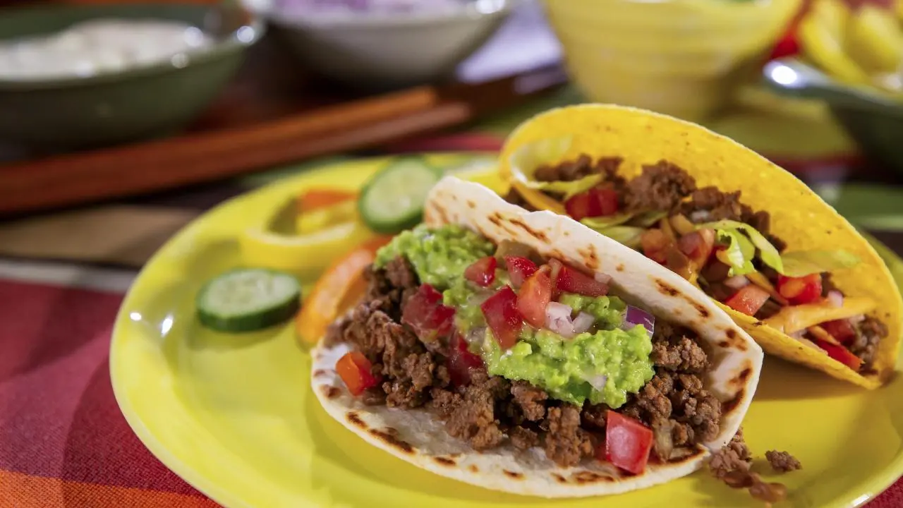 Rapeat tacot naudan jauhelihalla, pavuilla ja juustolla.