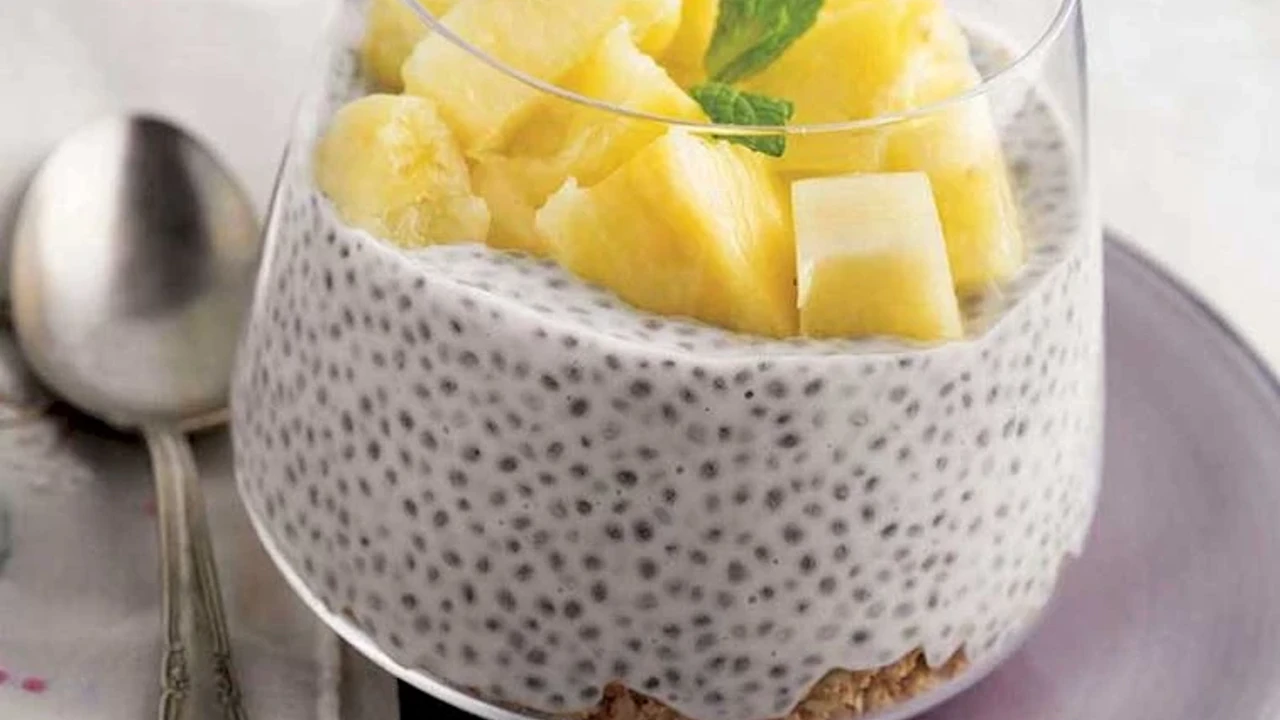 Ananas, sitruuna ja gelatiini, joka sisältää omega-3-rasvahappoja sisältäviä chia-siemeniä, on ihanteellinen valinta ruoansulatuksen aktivoimiseksi päivän aikana.