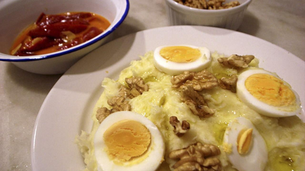 Atascaburras manchego on perinteinen ruokalaji, joka sisältää turskaa, perunaa, kapriksia ja keitettyä munaa.