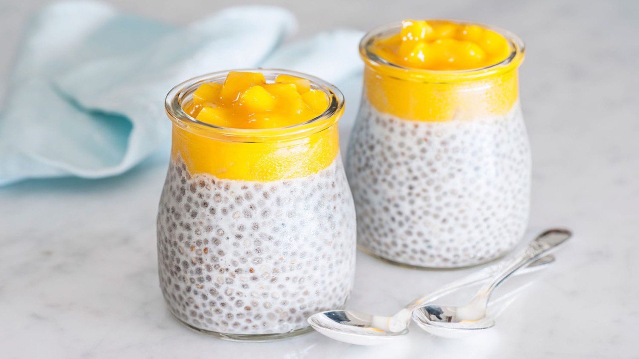 Mangojelly, kreikkalainen jogurtti ja chia-siemenet: probiootteja sisältävä ja vähäkalorinen jälkiruoka.