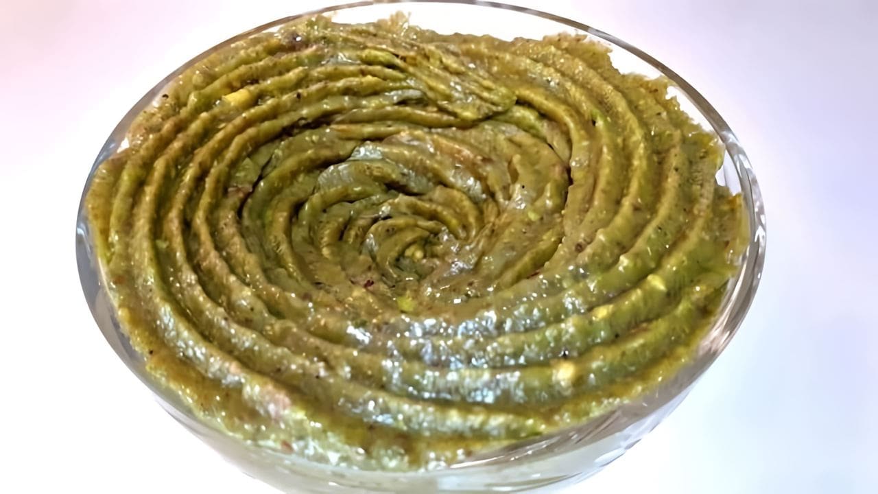 Pähkinäpuuro – kaurapuuroa pähkinävoilla ja vadelmilla.