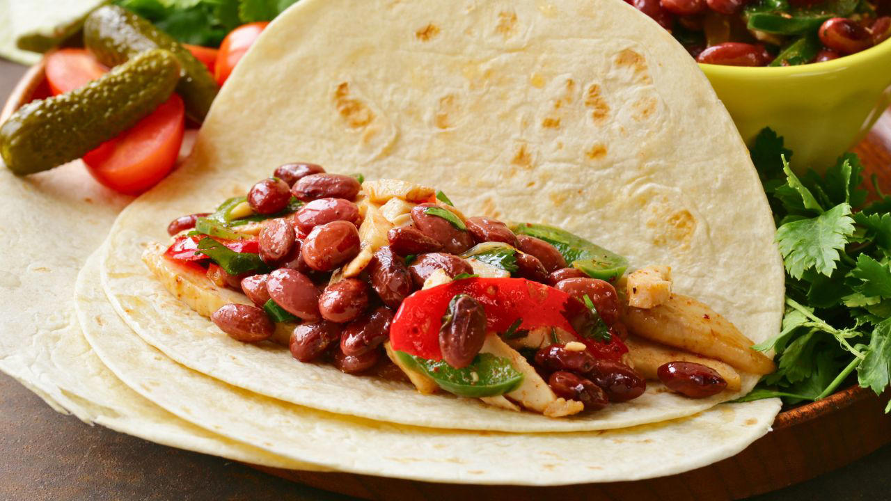 Rapeat tacot naudan jauhelihalla, pavuilla ja juustolla.