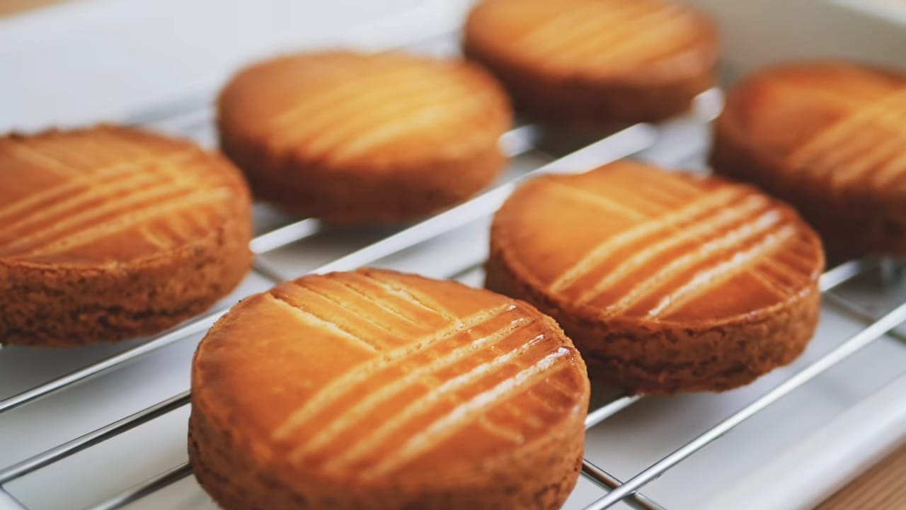 Nämä öljykeksit ovat heikkouteni. Leivon niitä joka viikko ja säilytän varastossa näitä herkullisia herkkuja kahvin kanssa nautittavaksi.