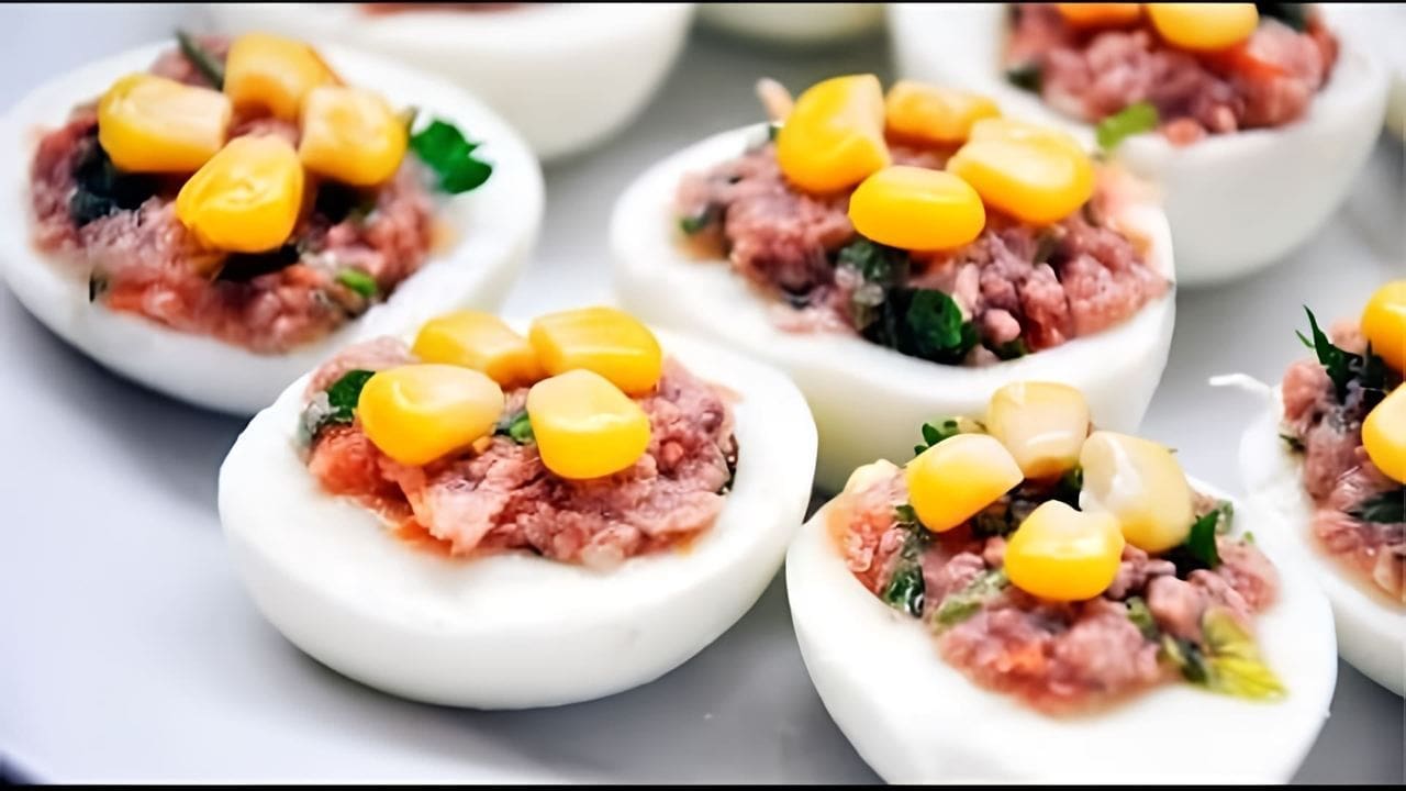 ”Parhaat täytetyt munat valmistetaan 180 grammasta tonnikalaa ja 150 grammasta majoneesia.”