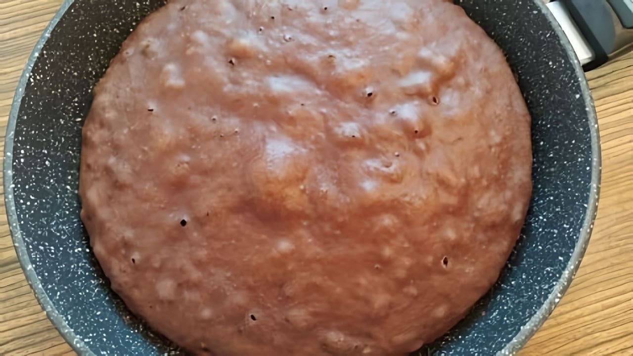Pannulla valmistettu suklaakakku: helppo, nopea ja herkullinen resepti.
