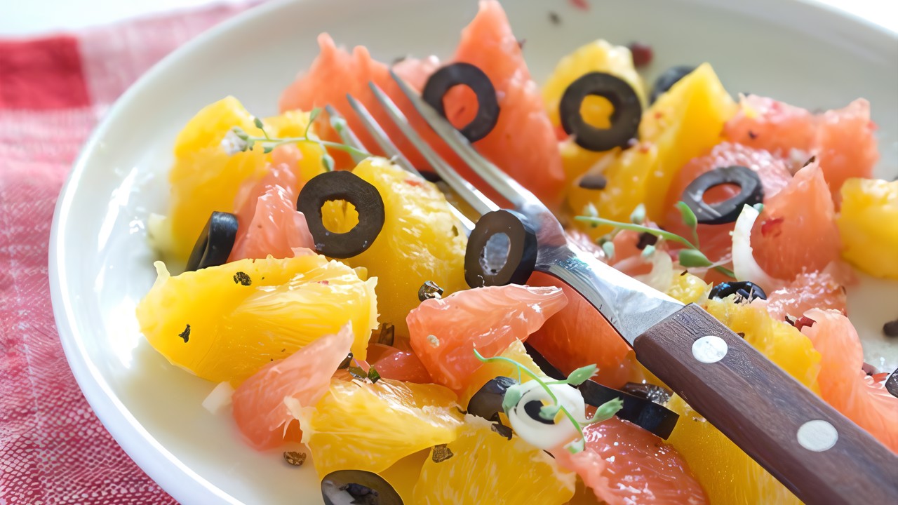 Pío antequerano, perinteinen andalusialainen appelsiini- ja turska-salaatti.