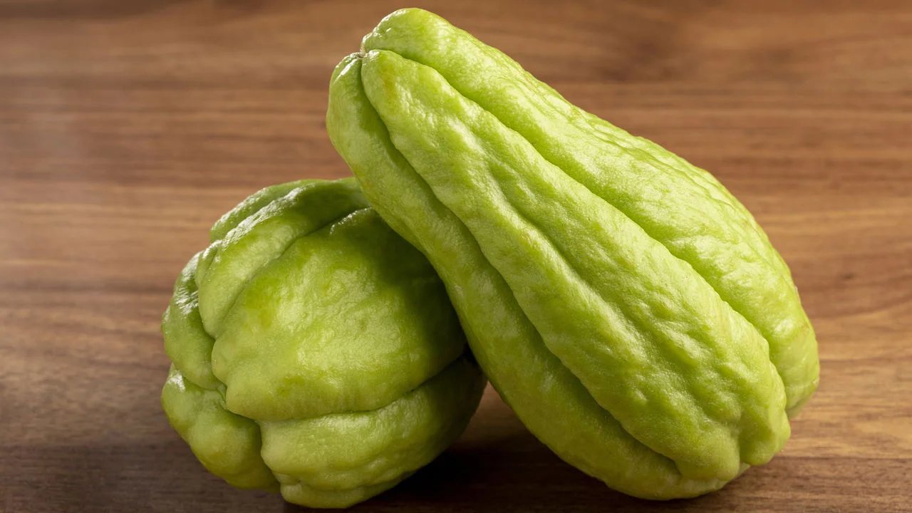 Pergamenttiin kääritty chayote: herkullinen ja helppo valmistaa kasvisruoka.