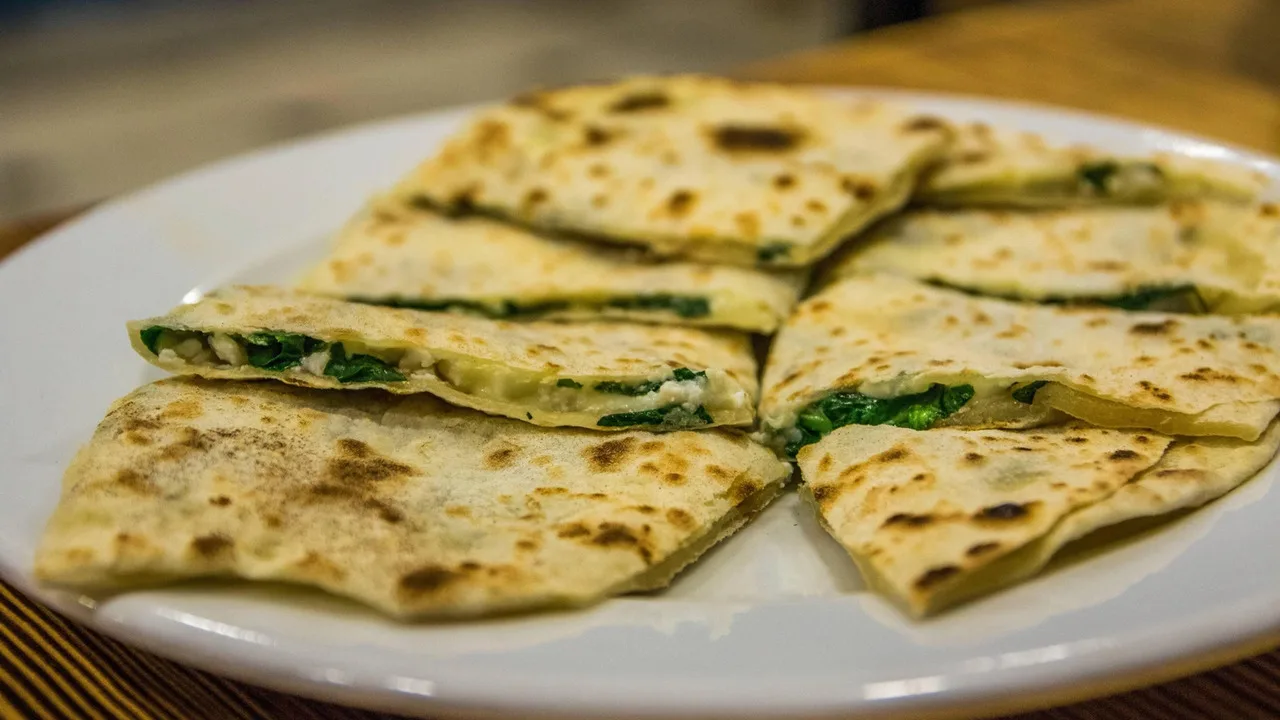 Valmistan turkkilaisia pannukakkuja. Tulinen täyte on niin herkullista, että syön niitä lusikalla.