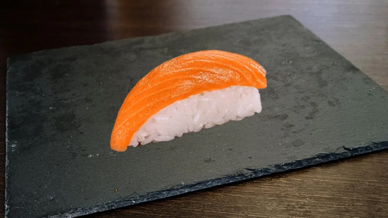 Mies, joka keksi raakasalmon sushin ja onnistui tekemään siitä suositun ruokalajin Japanissa.