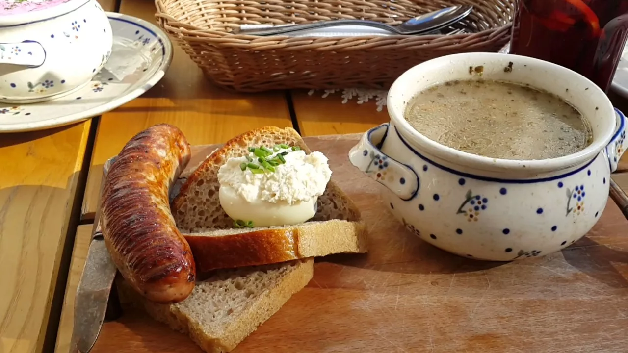 Podlasie-alueella kotirouvat valmistavat tätä zurek-keittoa. Se on erittäin aromaattinen ja hyödyllinen suolistolle.