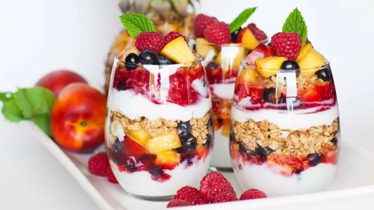 Hedelmäkuutiot kermalla ja appelsiinigeelillä