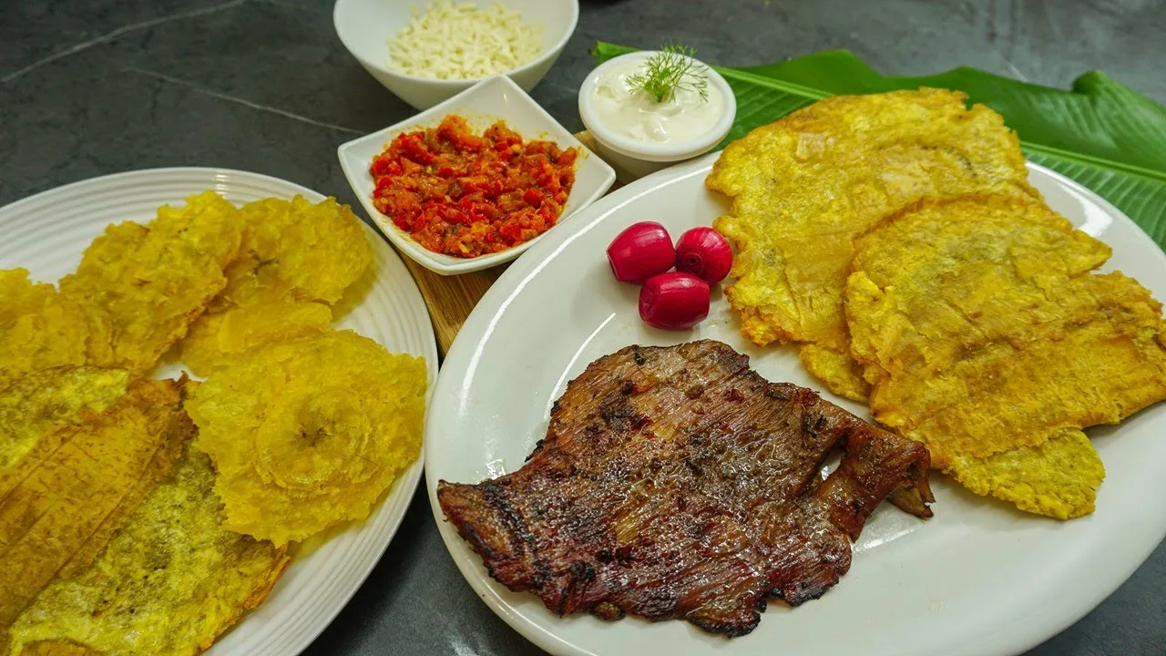 Llapingachos on perinteinen ecuadorilainen peruna- ja juustoleipä.