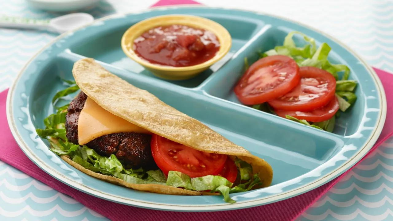 Rapeat tacot naudan jauhelihalla, pavuilla ja juustolla.