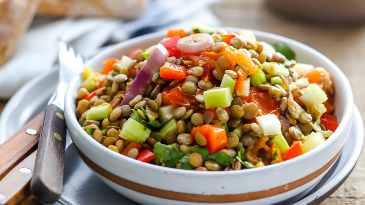 Aivan kuten isoäitisi olisi valmistanut: perinteisin resepti linsseistä ja vihanneksista.