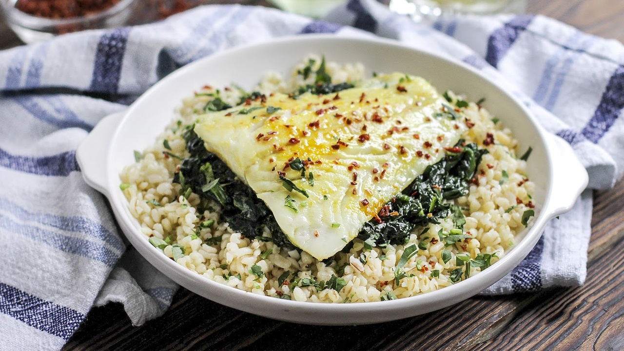 Paistettu pinaatti, turska ja kuivatut hedelmät: todella omaperäinen ja terveellinen mille-feuille.