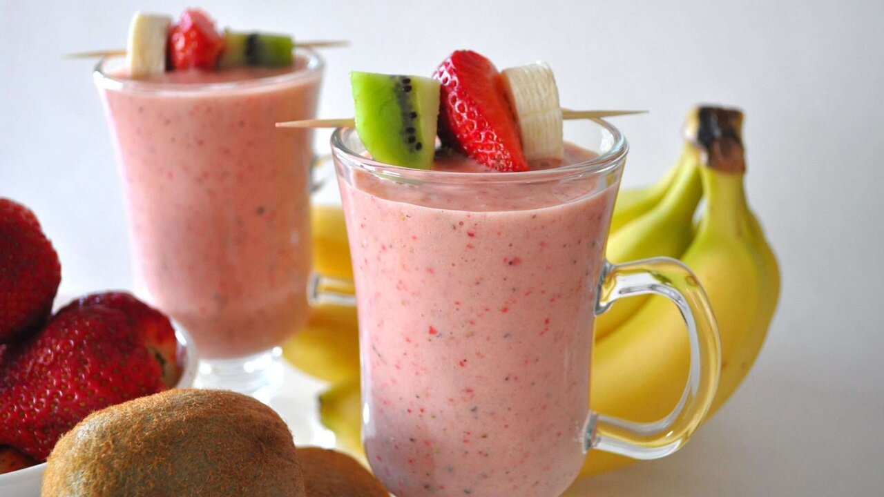 Banaanista ja mansikoista valmistettu fitness-smoothie: täydellinen välipala kuumina päivinä.