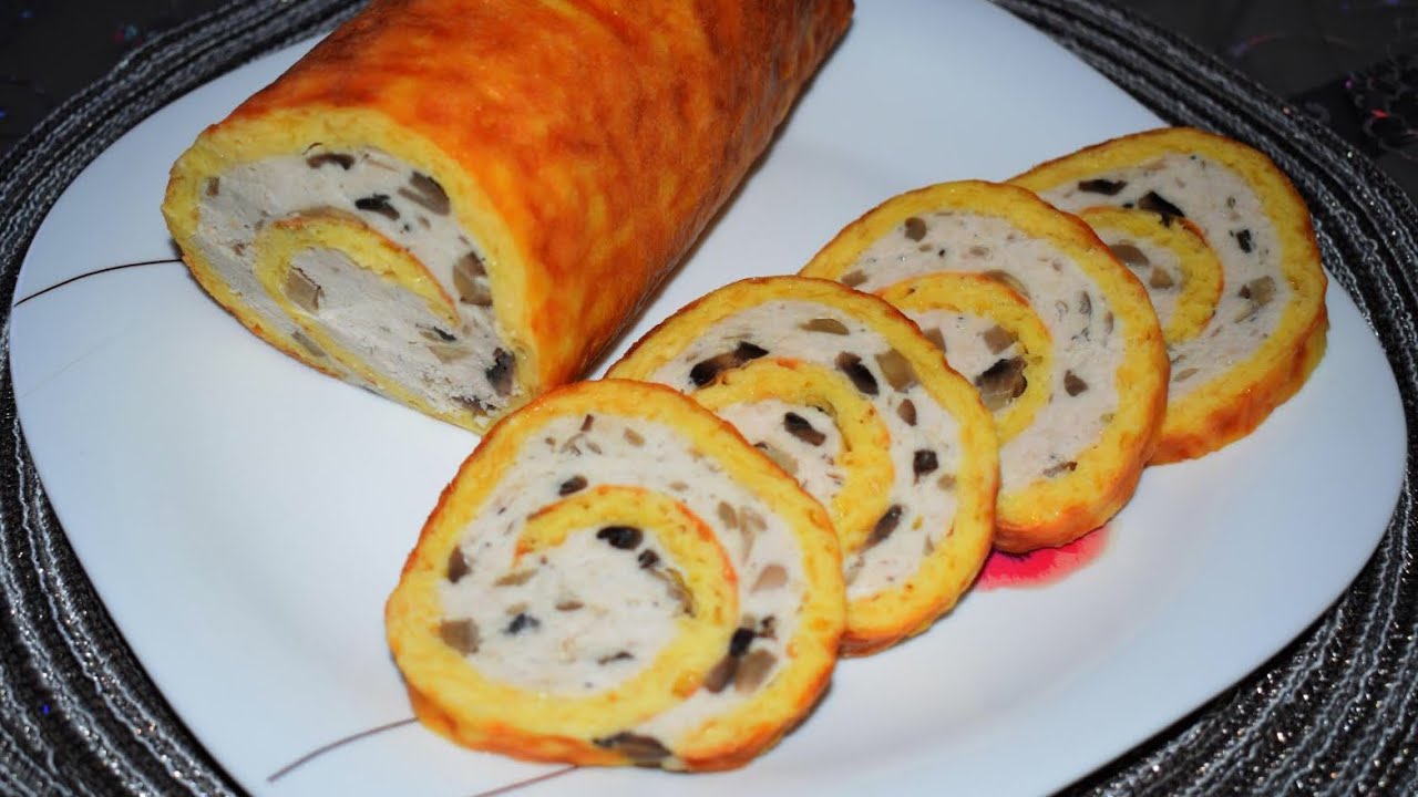 Piquillo-paprikalla, juustolla ja sienillä täytetty rulla on omaperäinen ja helppo alkupala.