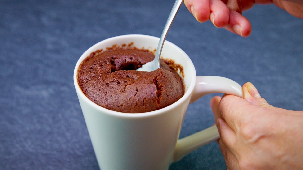 Ilman uunia, minimaalisella määrällä ainesosia ja 5 minuutissa: näin valmistat brownien mukissa.