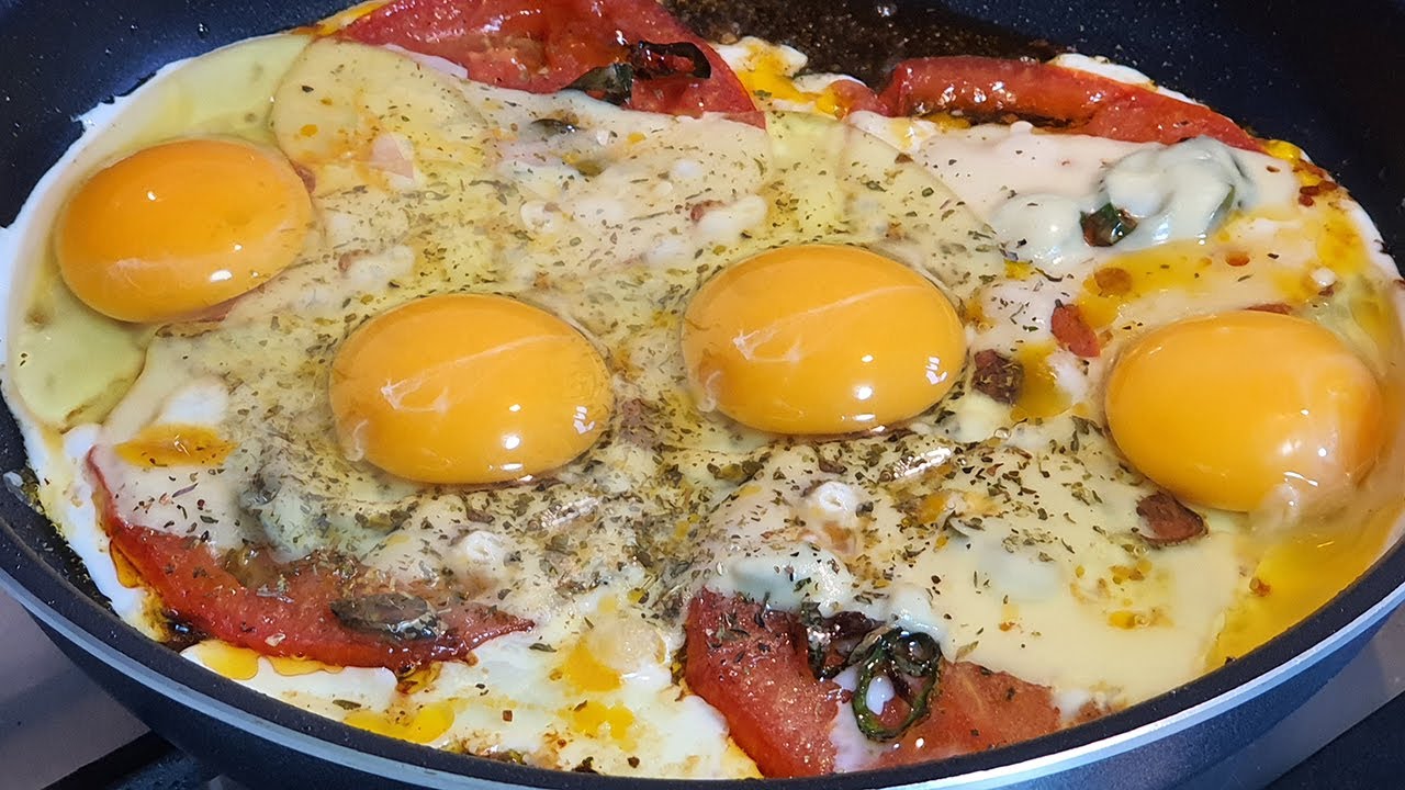 Hauduta tomaattien ja vihannesten kanssa ja lisää munat. Tämä on erinomainen aamiainen.