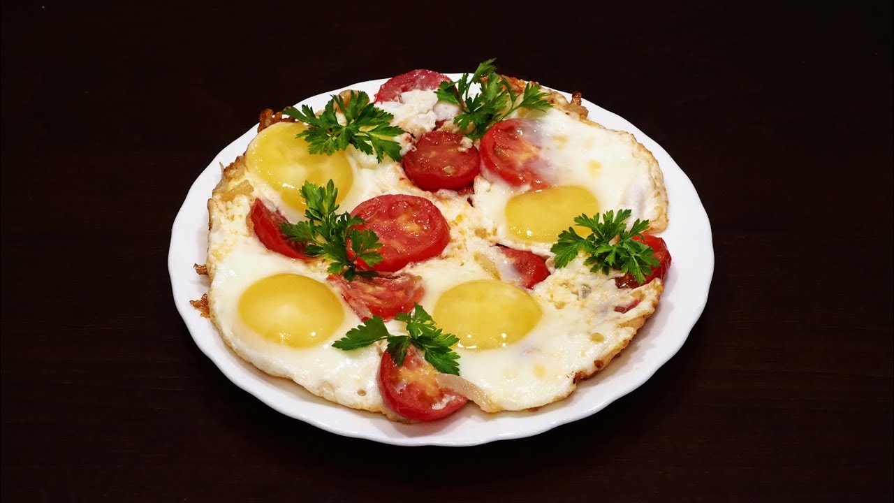 Hauduta tomaattien ja vihannesten kanssa ja lisää munat. Tämä on erinomainen aamiainen.