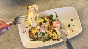 Lisään tätä hyödyllistä juustoa porsaankyljyksiini. Ne näyttävät siltä kuin ne olisi valmistettu hyvässä ravintolassa.