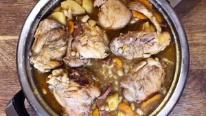 Kana- ja osteriragu salaatti-latikkatuorejuustokeitolla