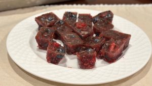 Hedelmäkuutiot kermalla ja appelsiinigeelillä