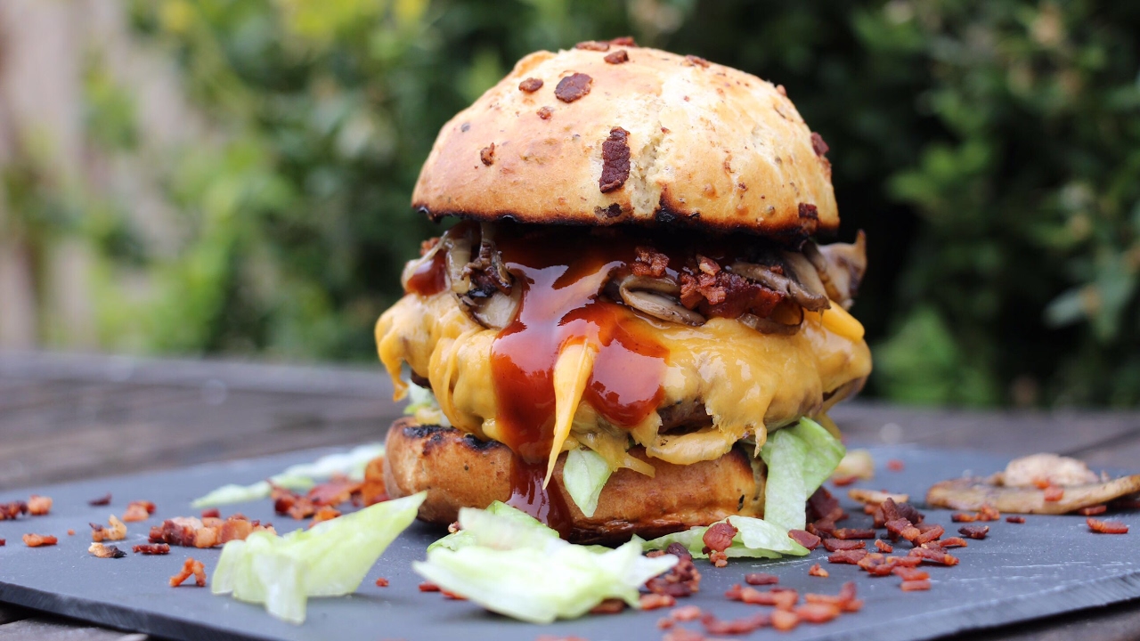 Kotitekoinen hampurilainen maistuu täsmälleen samalta kuin ravintolassa. Lisää yksi ainesosa, niin se on mehukkaampi kuin koskaan.