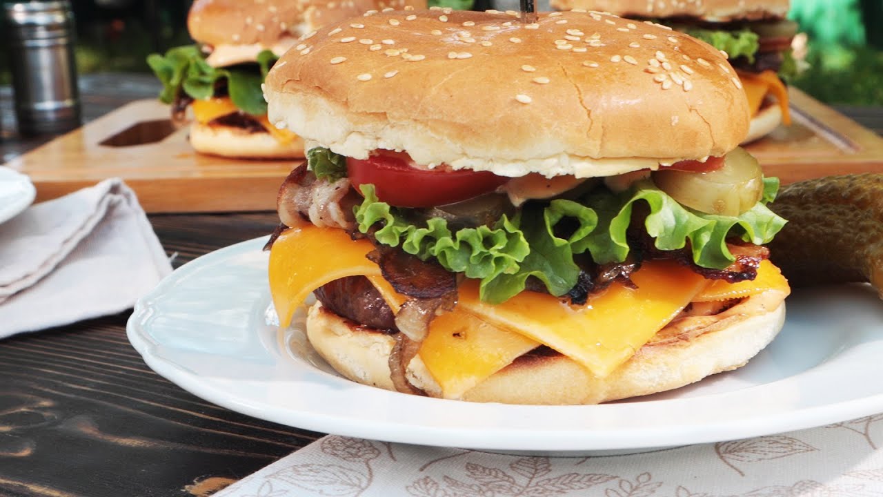 Kotitekoinen hampurilainen maistuu täsmälleen samalta kuin ravintolassa. Lisää yksi ainesosa, niin se on mehukkaampi kuin koskaan.