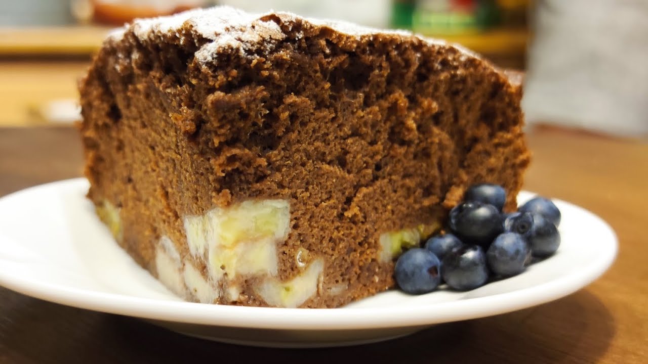 Kukaan ei kieltäydy makeasta herkuista: kevyt suklaakakku banaanilla ja omenalla.