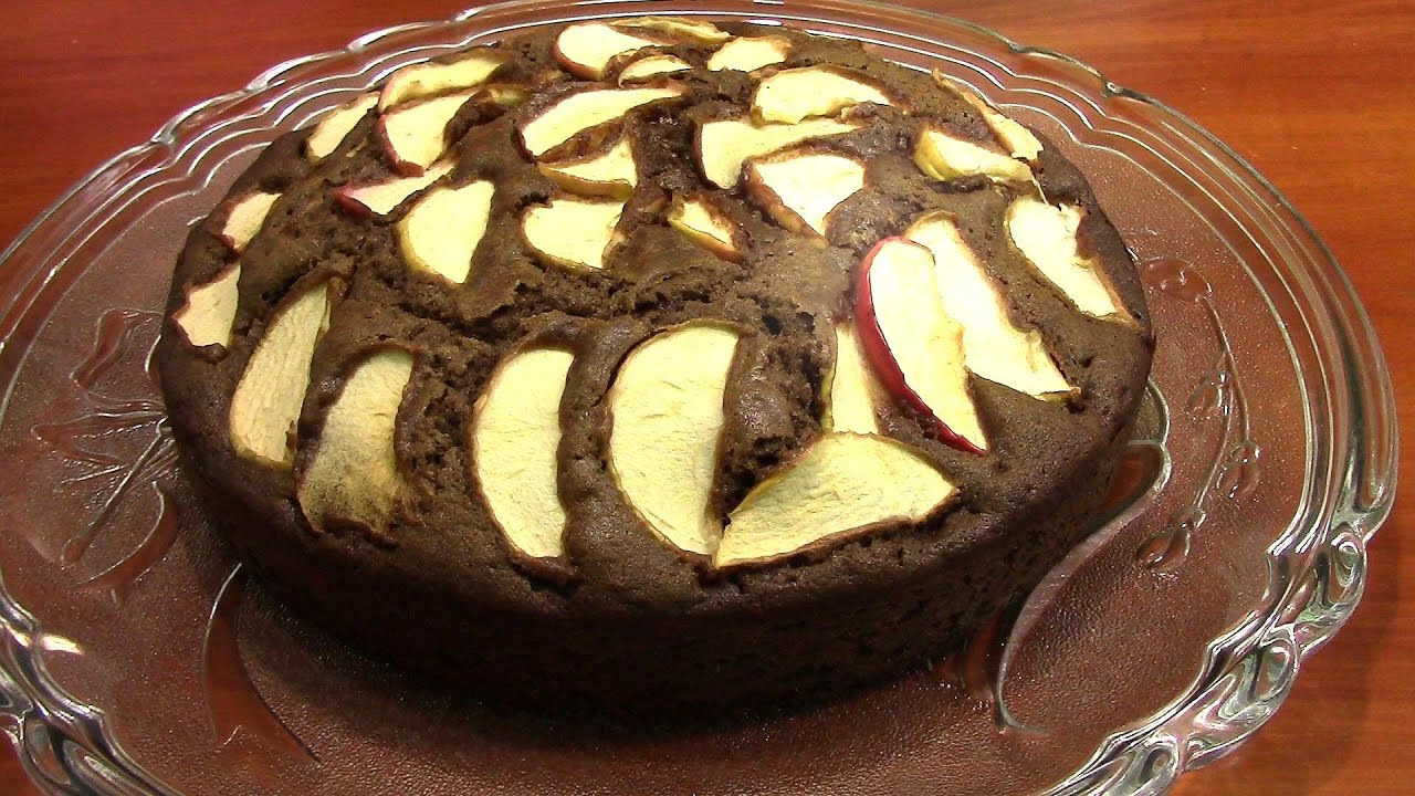 Kukaan ei kieltäydy makeasta herkuista: kevyt suklaakakku banaanilla ja omenalla.