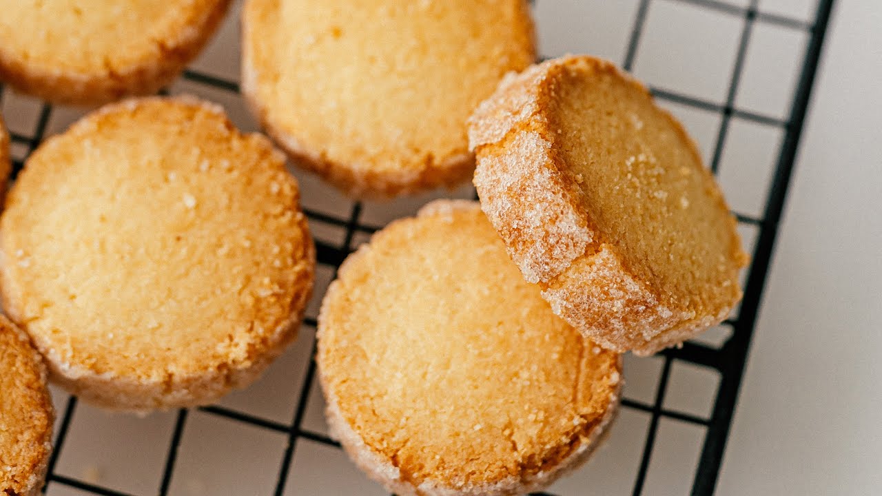 Nämä öljykeksit ovat heikkouteni. Leivon niitä joka viikko ja säilytän varastossa näitä herkullisia herkkuja kahvin kanssa nautittavaksi.