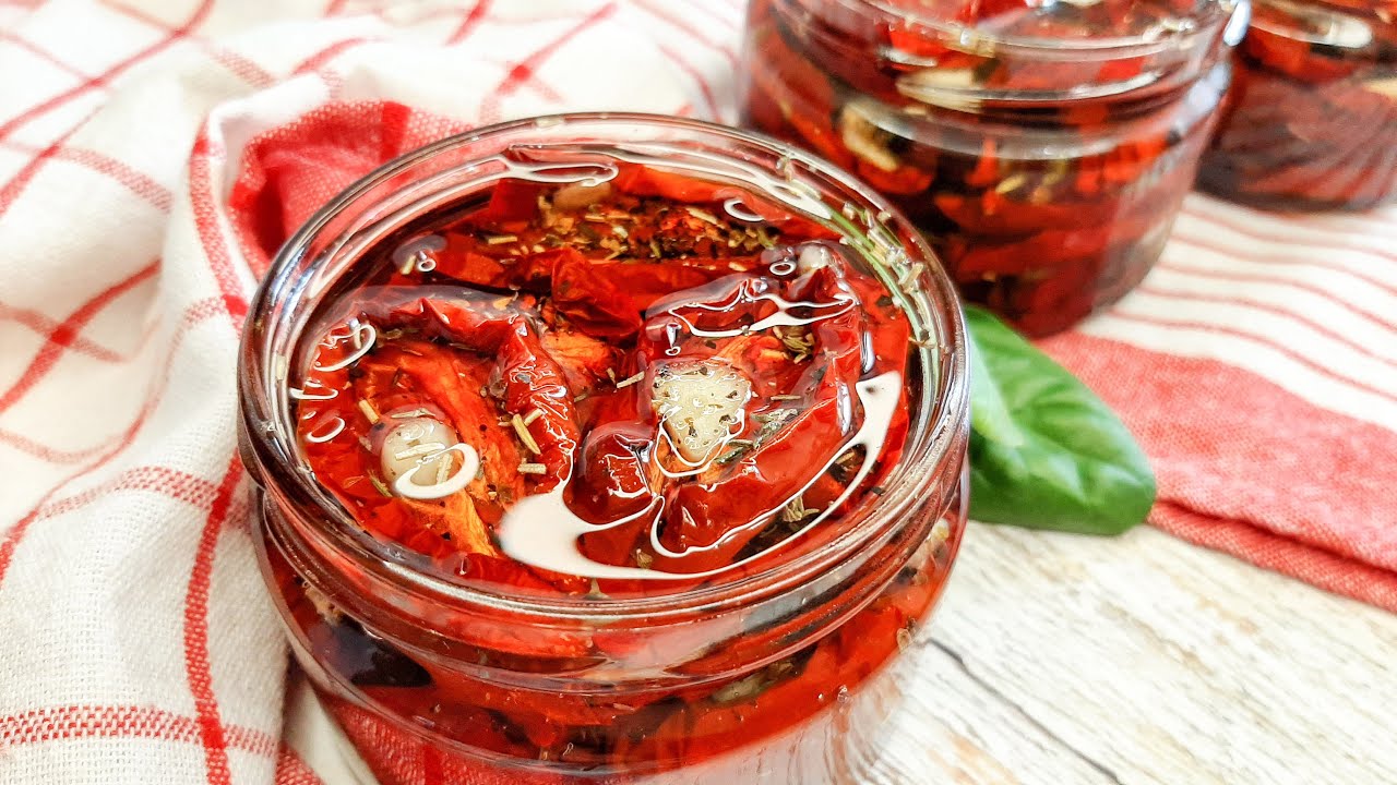 Kuinka valmistaa kuivattuja tomaatteja öljyssä: kotitekoinen resepti, jota voi syödä ympäri vuoden.