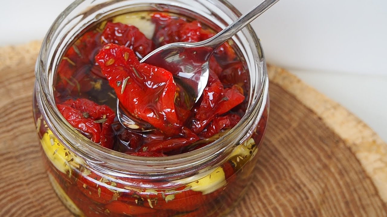 Kuinka valmistaa kuivattuja tomaatteja öljyssä: kotitekoinen resepti, jota voi syödä ympäri vuoden.