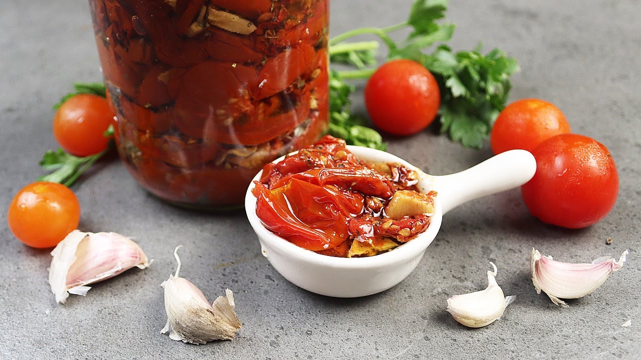 Kuinka valmistaa kuivattuja tomaatteja öljyssä: kotitekoinen resepti, jota voi syödä ympäri vuoden.