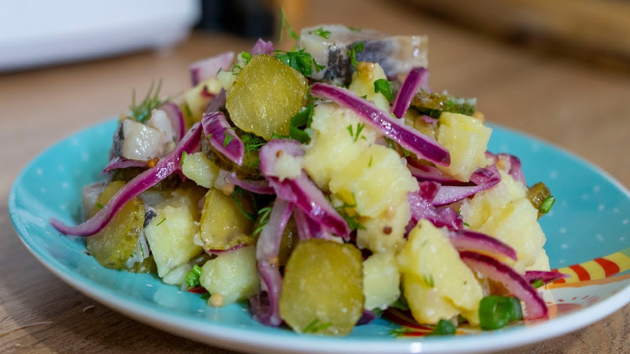 Suosikkireseptisi: silli-perunasalaatti.