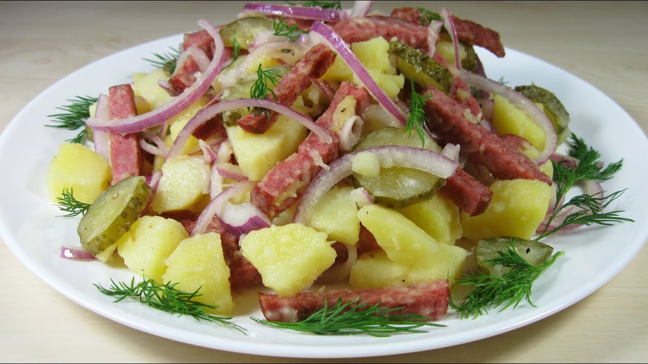 Peruna, silli ja pekoni. Tämä kaalisalaatti maistuu paremmalta kuin voisi odottaa.