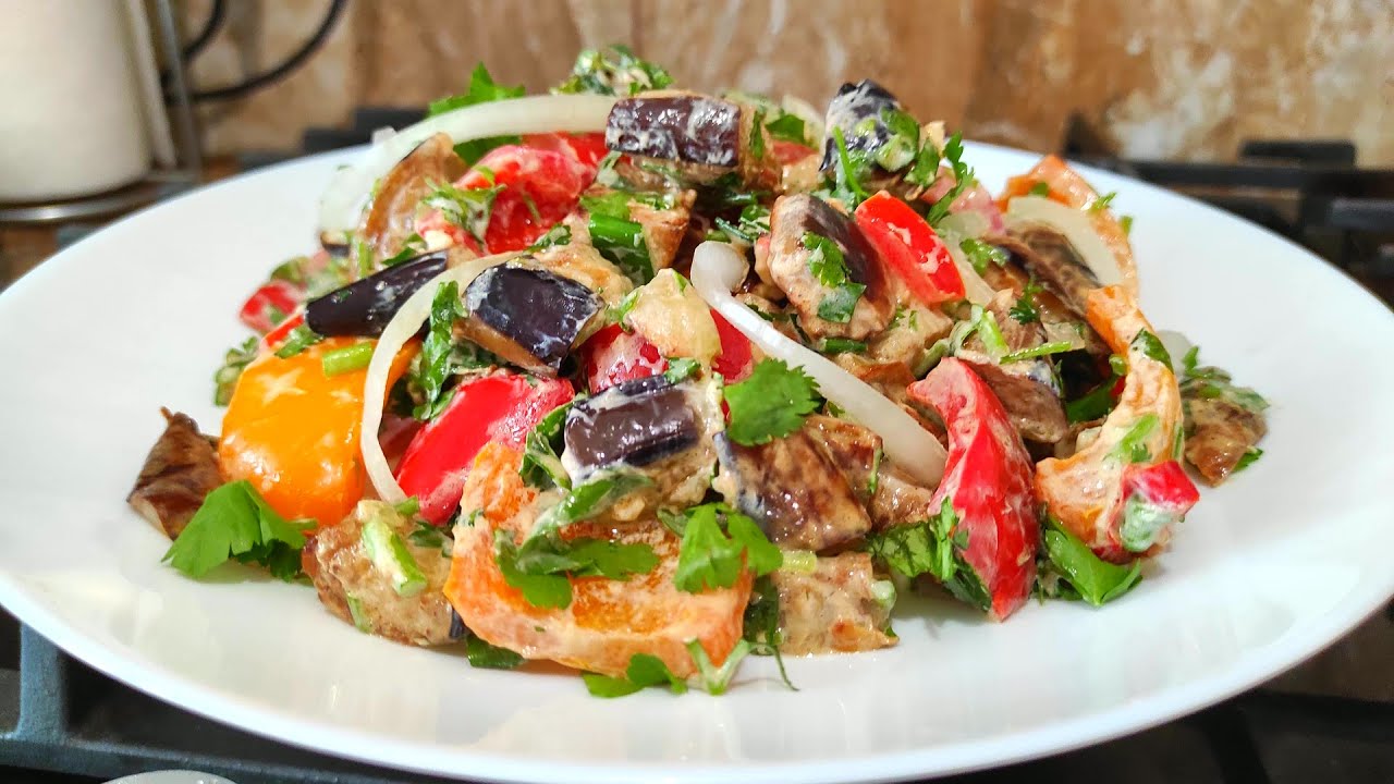 Resepti paistetuista munakoisoista ja provencelaisista yrtteistä valmistetulle salaatille.