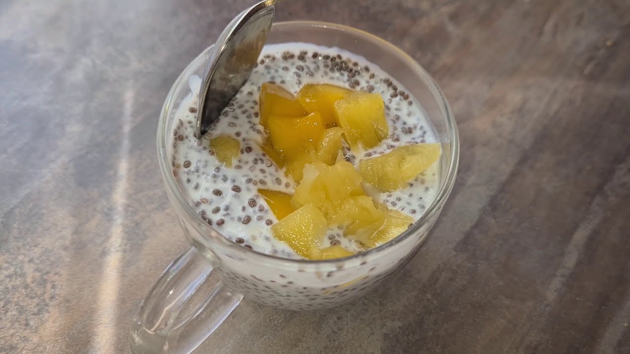 Ananas, sitruuna ja gelatiini, joka sisältää omega-3-rasvahappoja sisältäviä chia-siemeniä, on ihanteellinen valinta ruoansulatuksen aktivoimiseksi päivän aikana.