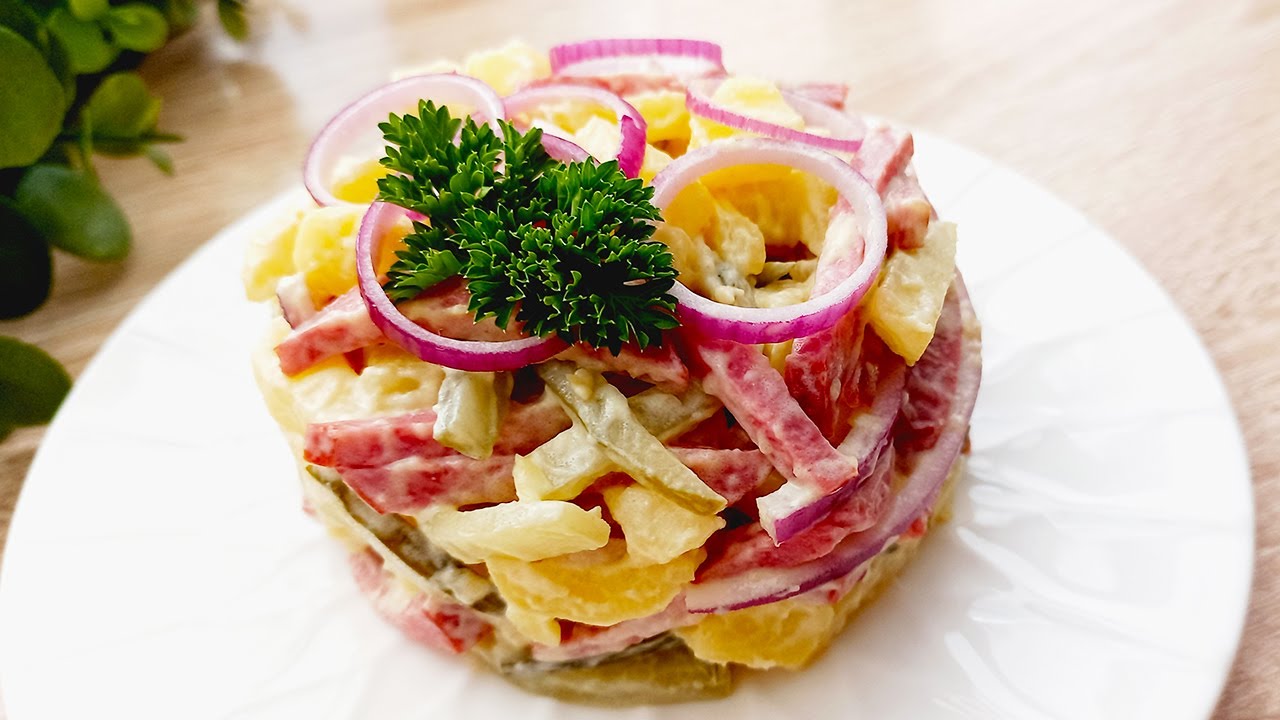 Peruna, silli ja pekoni. Tämä kaalisalaatti maistuu paremmalta kuin voisi odottaa.