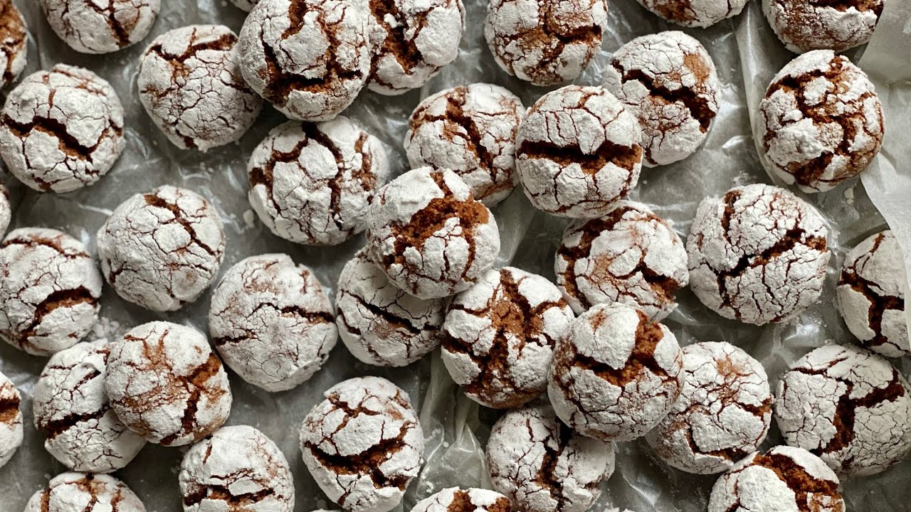 Kun minulle jää munanvalkuaisia, leivon niistä keksejä. Amaretti morbidi -keksit ovat erittäin maukkaita ja niissä on uskomaton mantelin maku.