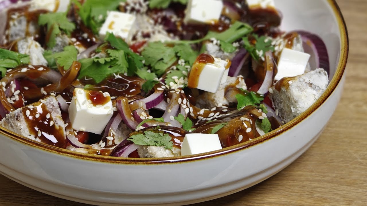 Resepti paistetuista munakoisoista ja provencelaisista yrtteistä valmistetulle salaatille.