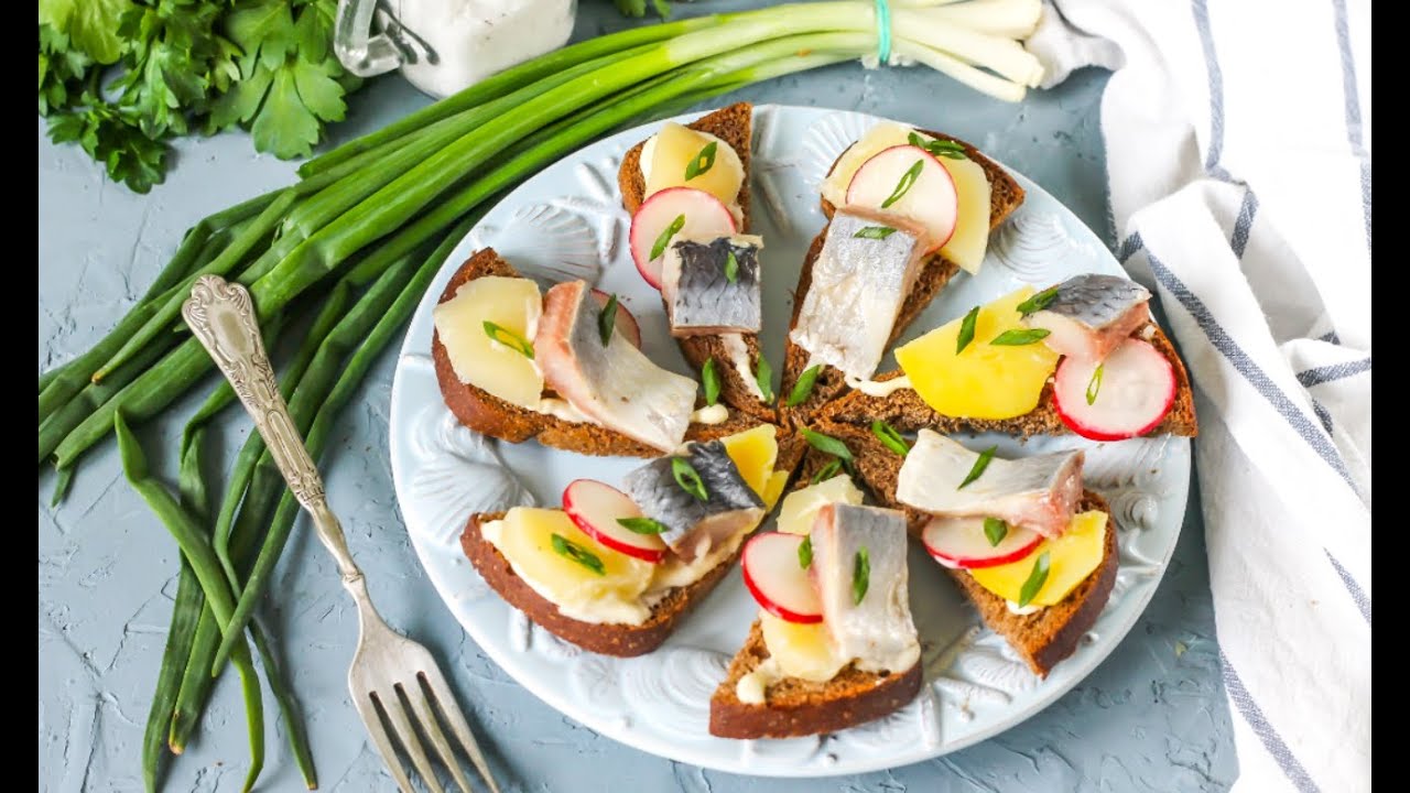 Peruna, silli ja pekoni. Tämä kaalisalaatti maistuu paremmalta kuin voisi odottaa.