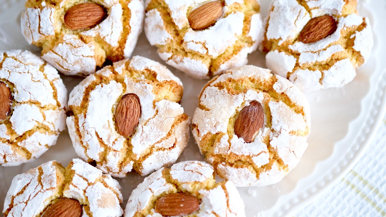 Kun minulle jää munanvalkuaisia, leivon niistä keksejä. Amaretti morbidi -keksit ovat erittäin maukkaita ja niissä on uskomaton mantelin maku.