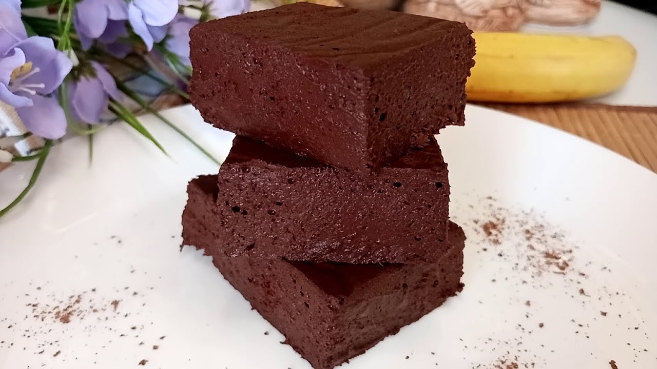 Tämä kahden ainesosan suklaakakku muistuttaa konsistenssiltaan moussea. Valmistus kestää vain 10 minuuttia, minkä jälkeen kakku voidaan laittaa heti jääkaappiin.