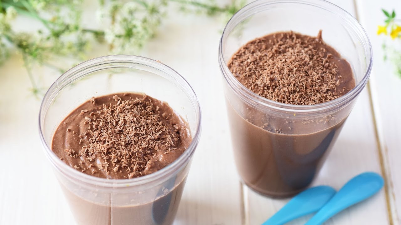 Tämä kahden ainesosan suklaakakku muistuttaa konsistenssiltaan moussea. Valmistus kestää vain 10 minuuttia, minkä jälkeen kakku voidaan laittaa heti jääkaappiin.