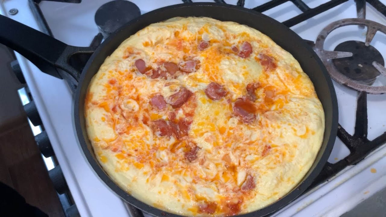 Keittiöasiantuntija: ”Parhaat pannut omeletin valmistukseen ovat valurautaiset, mutta on myös muita hyviä vaihtoehtoja.”