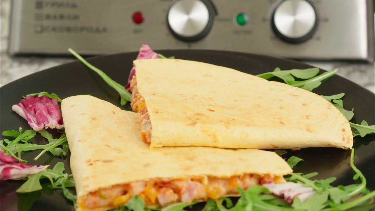 Resepti kesadillalle, jossa on kanaa, maissia ja sipulia.