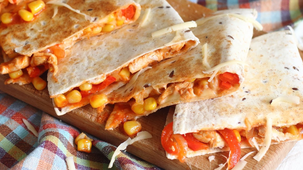 Resepti kesadillalle, jossa on kanaa, maissia ja sipulia.